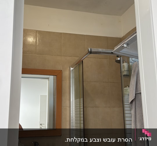 חדר אמבטיה עם מקלחון וכיור